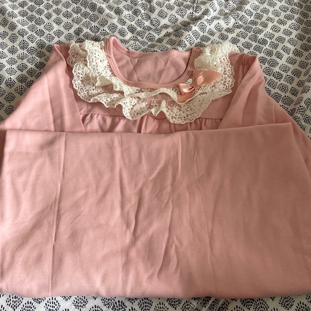A beautiful dress to wear to bed if you love to be fancy!Never worn!Good quality
